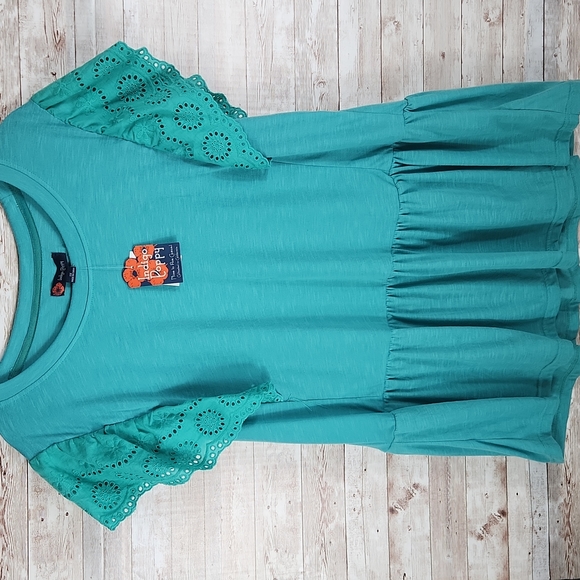 Indigo Poppy Tops - NWT, Indigo Poppy, Women's Teal top, short laced sleeves, with ruffle hemline. S